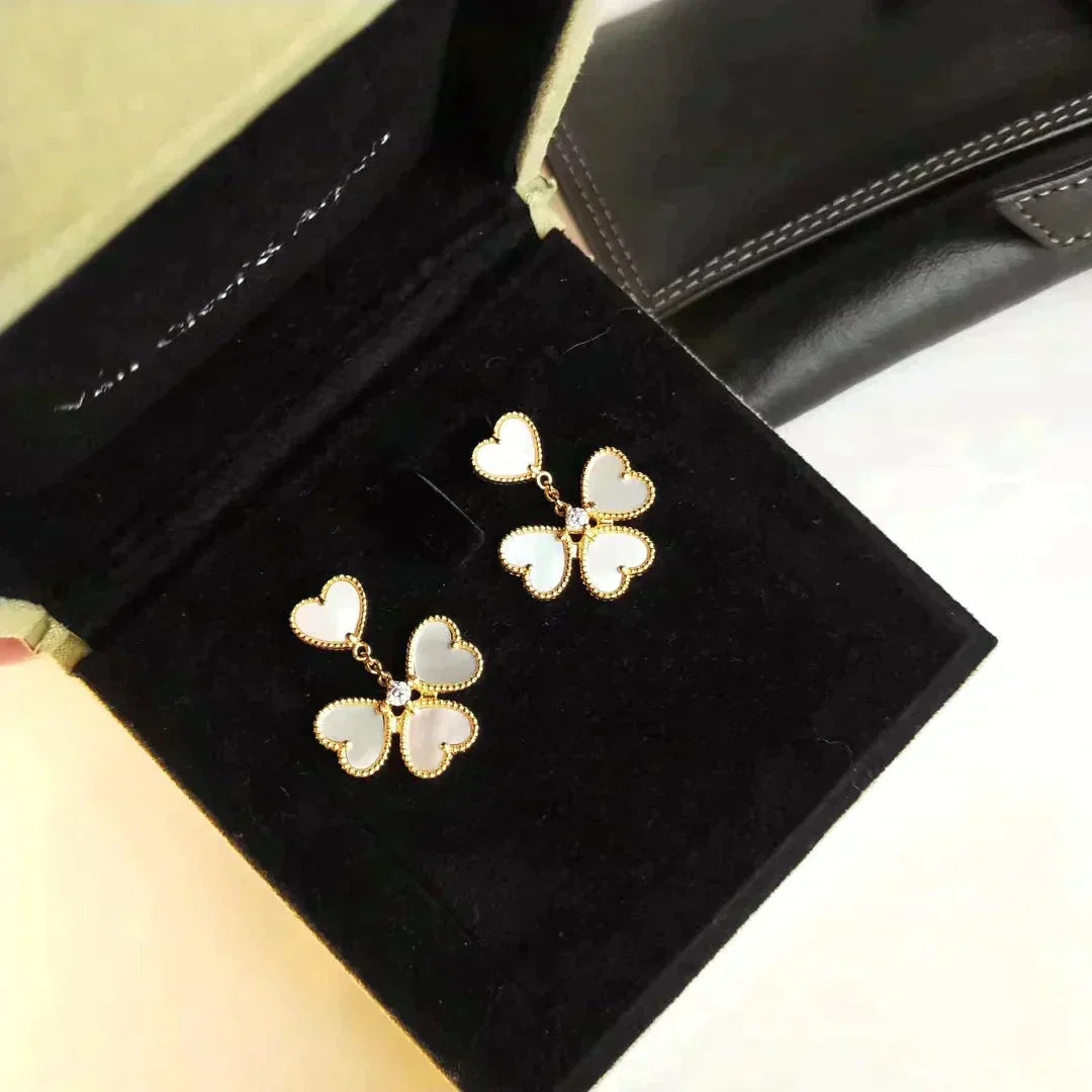 [moco jewelrys]CLOVER SWEET WHITE MOP EARRINGS