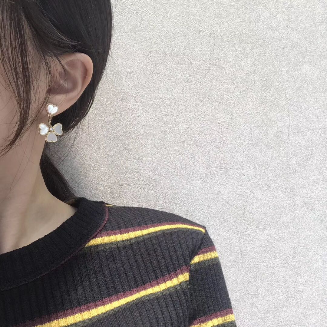 [moco jewelrys]CLOVER SWEET WHITE MOP EARRINGS
