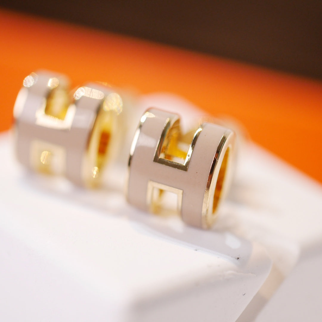 [moco jewelrys]MINI POP H GOLD EARRINGS GREY