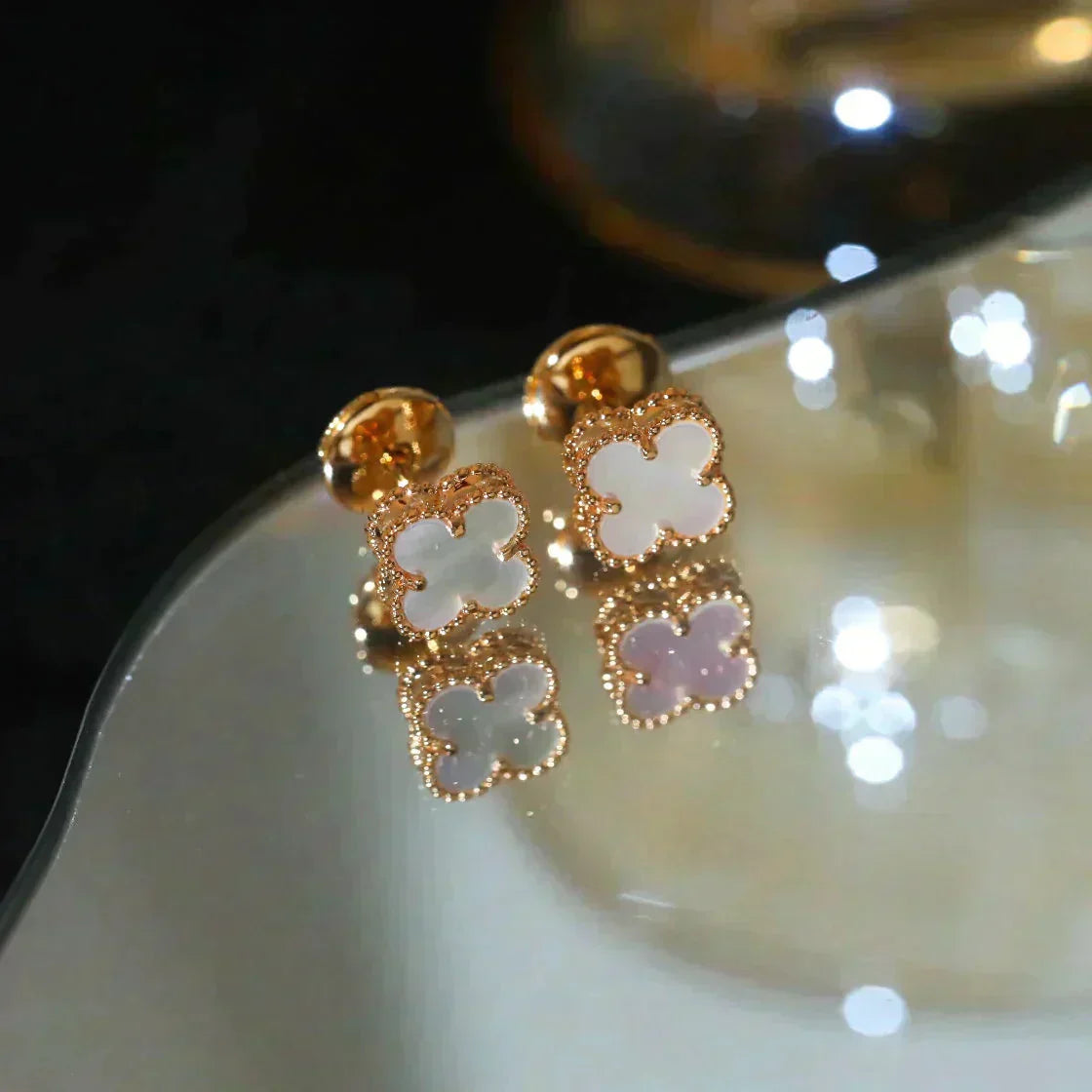 [moco jewelrys]CLOVER MINI 9.5MM WHITE MOP EARRINGS