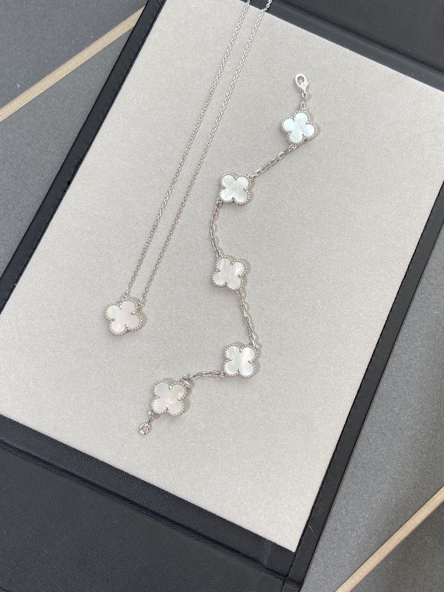 [Moco jewelrys]CLOVER WHITE PEARL MOP 5 MOTIF BRACELET COLLECTION