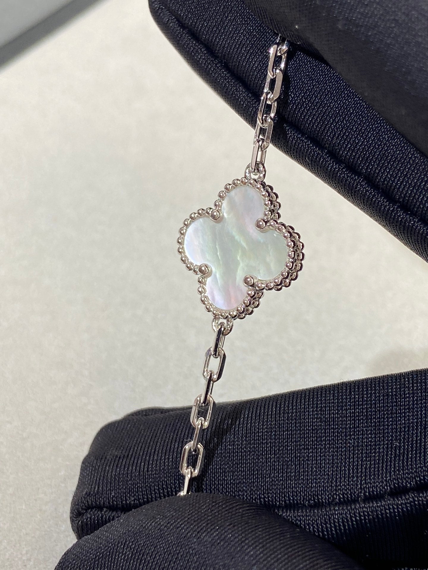 [Moco jewelrys]CLOVER WHITE PEARL MOP 5 MOTIF BRACELET COLLECTION