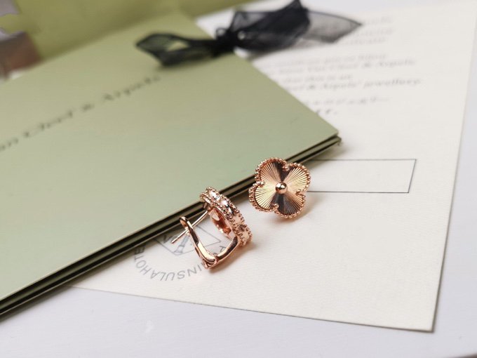[moco jewelrys]CLOVER MEDIUM STUD EARRINGS