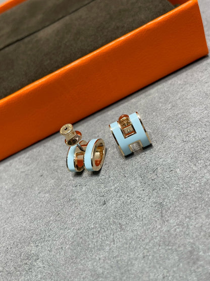 [moco jewelrys]POP H SKY BLUE STUD EARRINGS