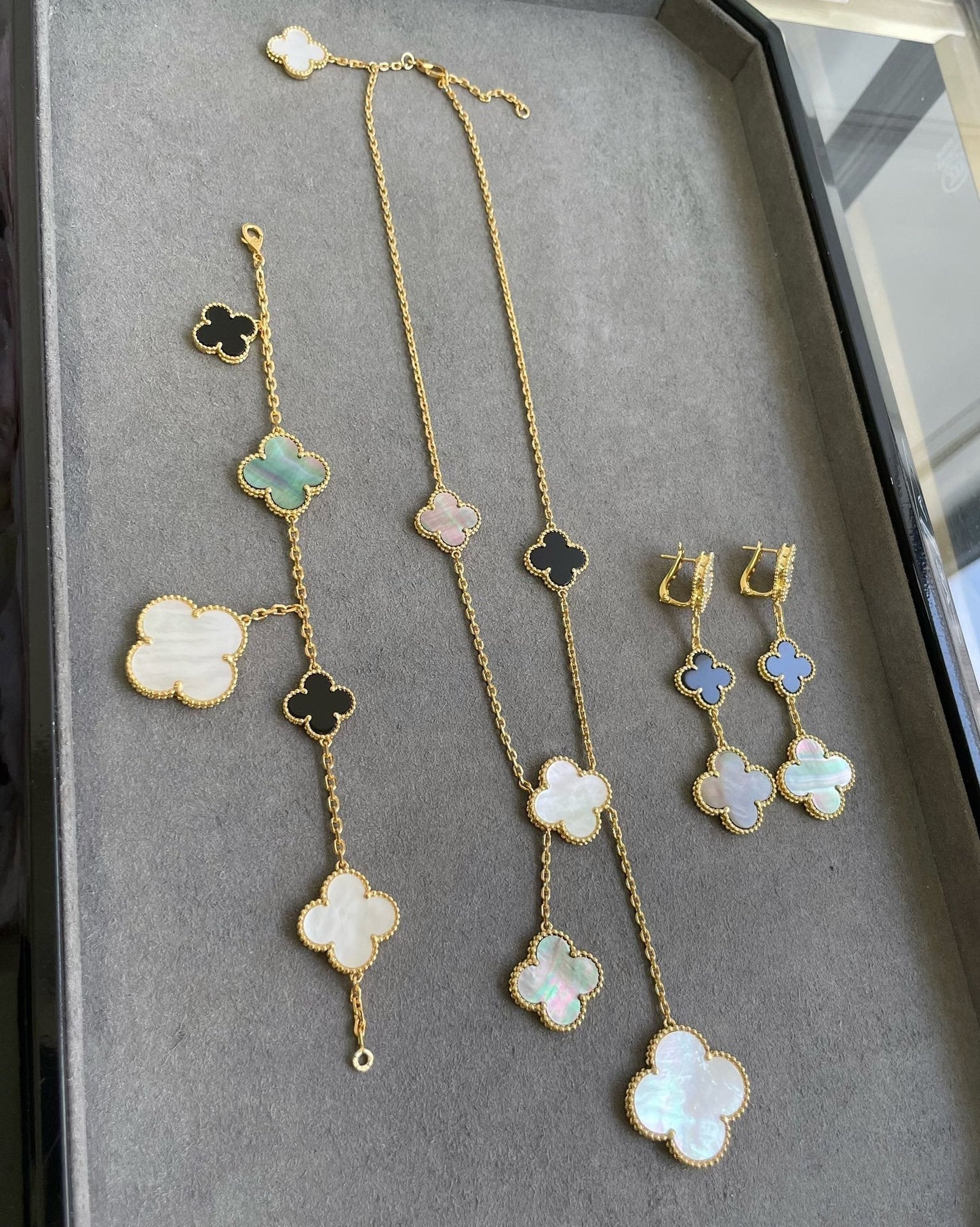 [moco jewelrys]CLOVER 3 MOTIF MOP ONYX DARK MOP PINK GOLD EARRINGS