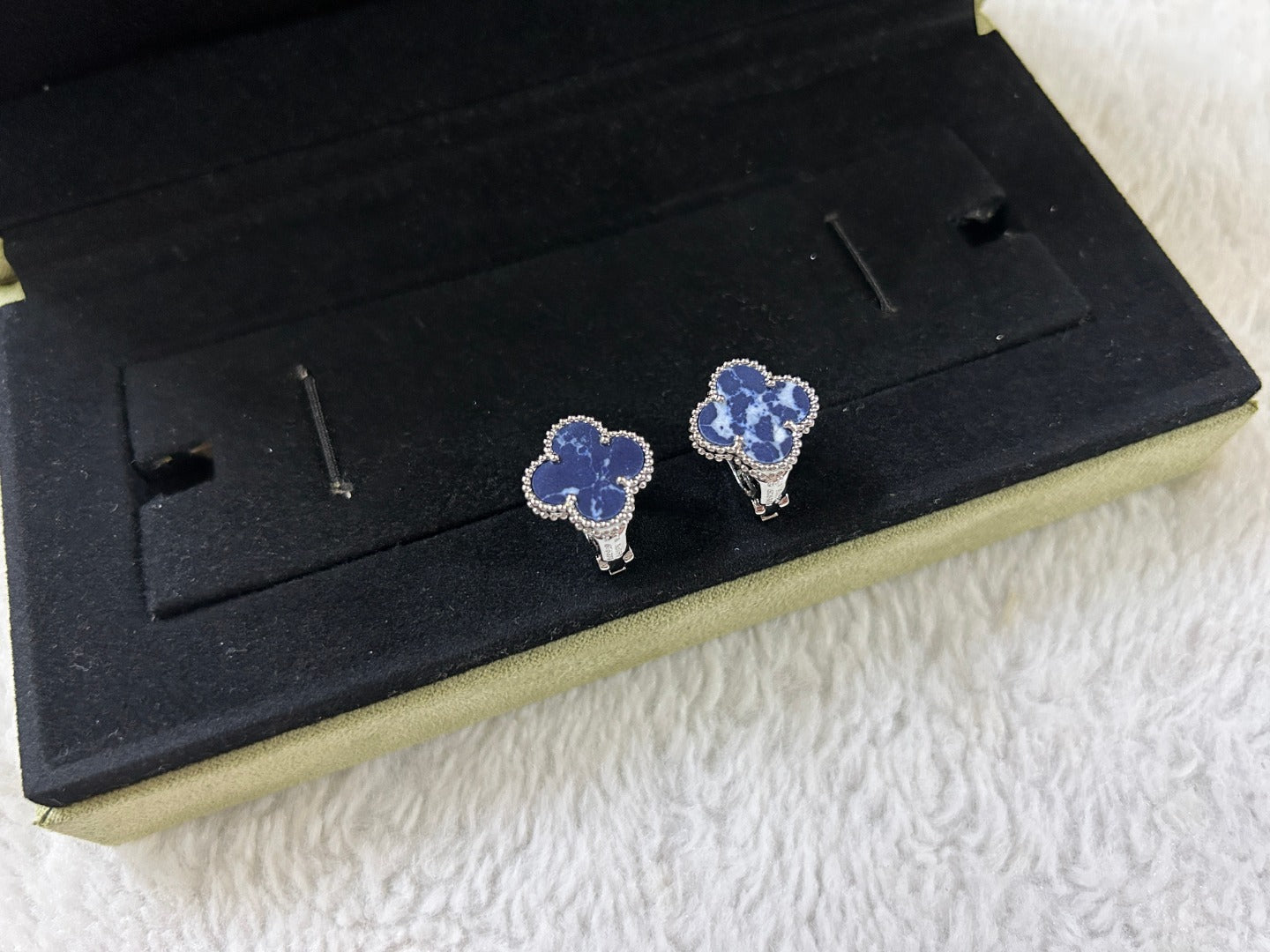 [moco jewelrys]CLOVER PIETERSITE MEDIUM STUD EARRINGS