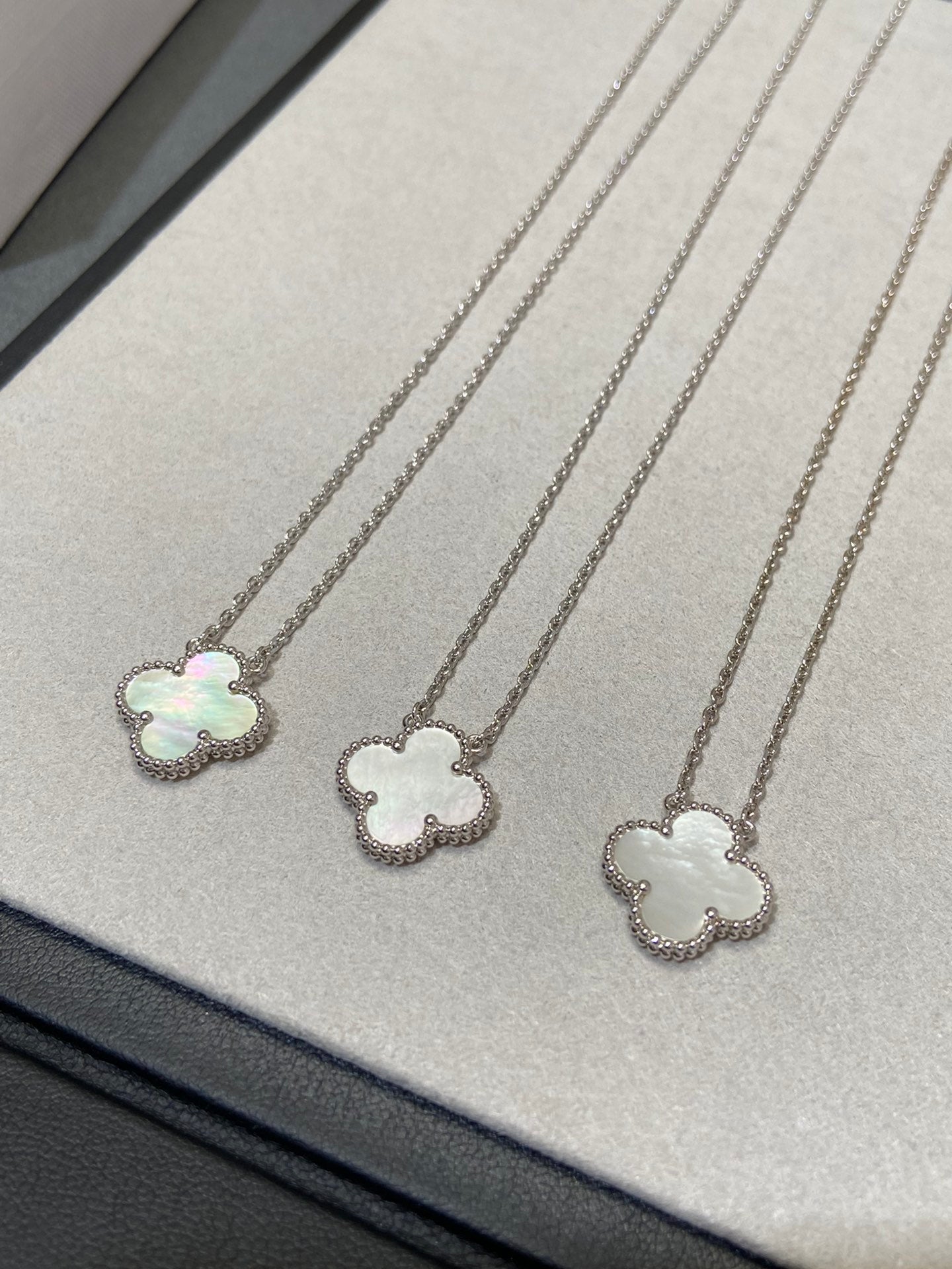 [moco jewelrys]CLOVER MEDIUM SILVER WHITE MOP NECKLACE