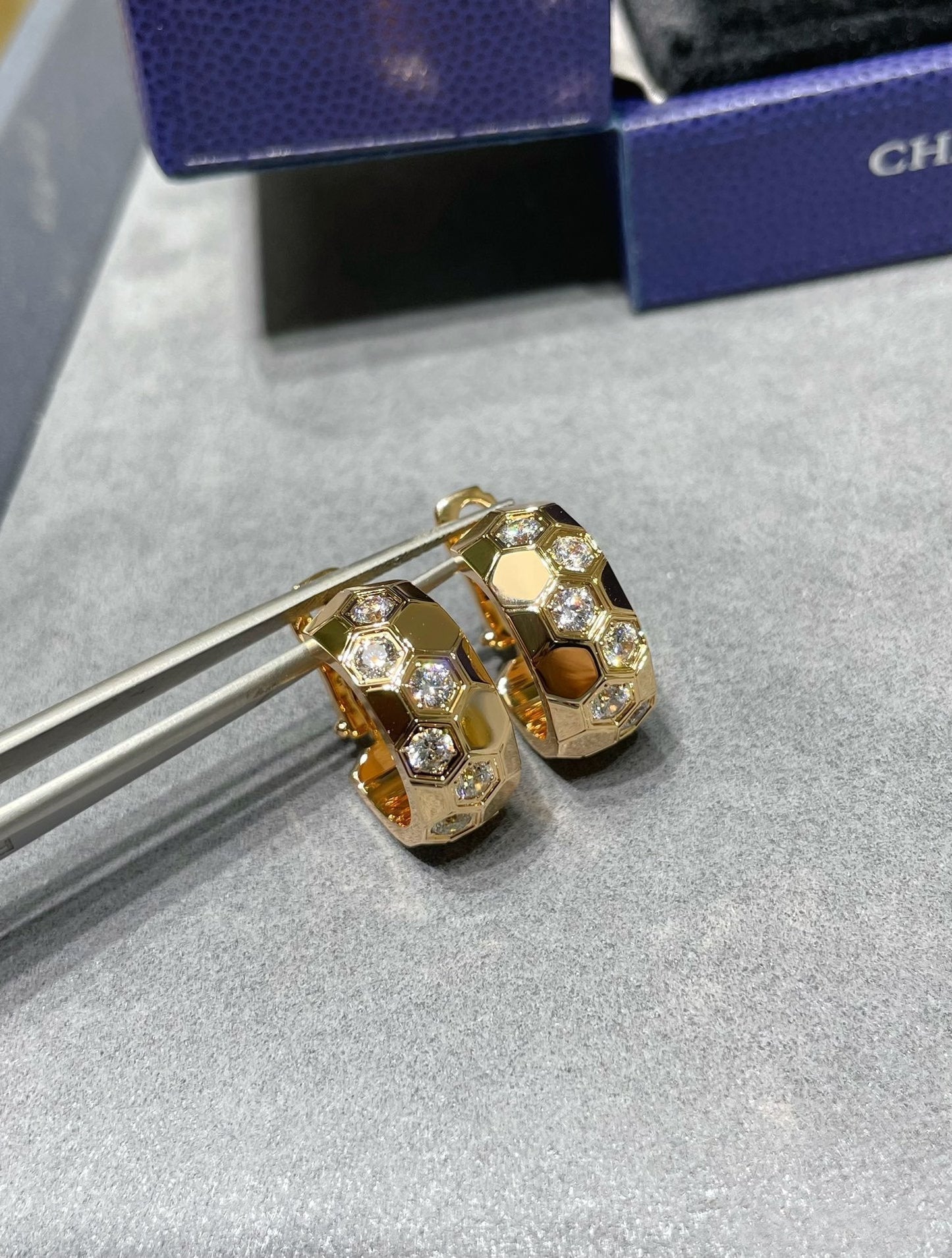 [moco jewelrys]BEE LOVE DIAMOND HOOP EARRINGS