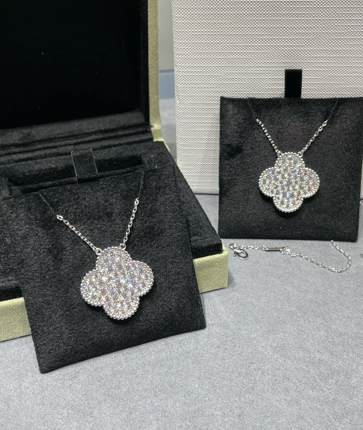[moco jewelrys]CLOVER 25MM LARGE PENDANT DIAMOND PAVED SILVER NECKLACE