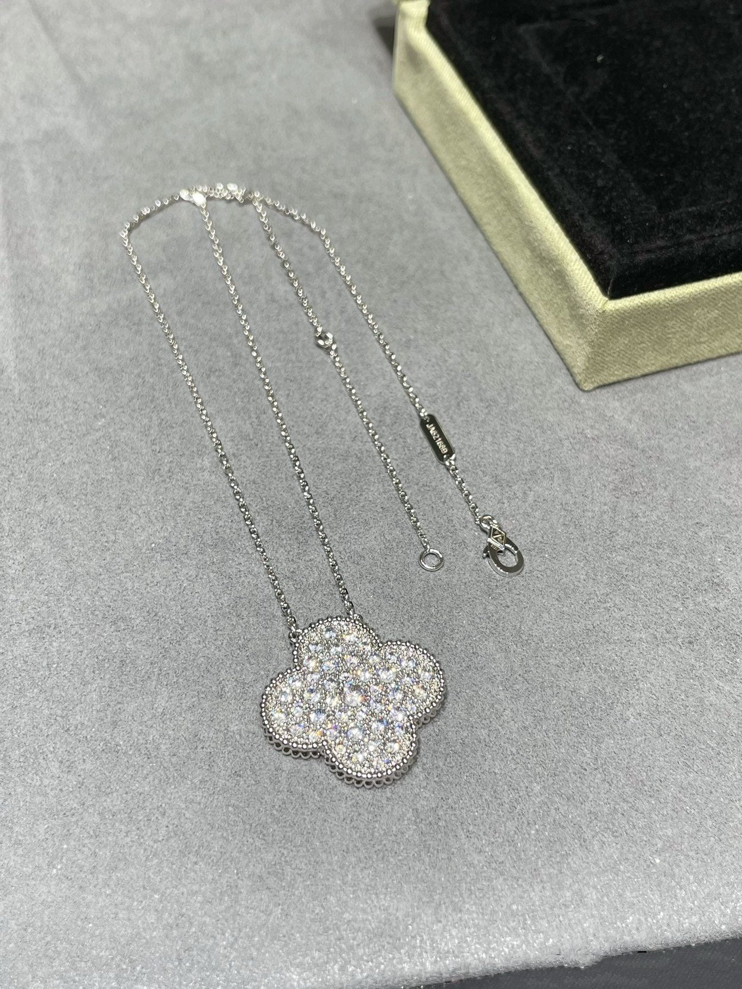 [moco jewelrys]CLOVER 25MM LARGE PENDANT DIAMOND PAVED SILVER NECKLACE