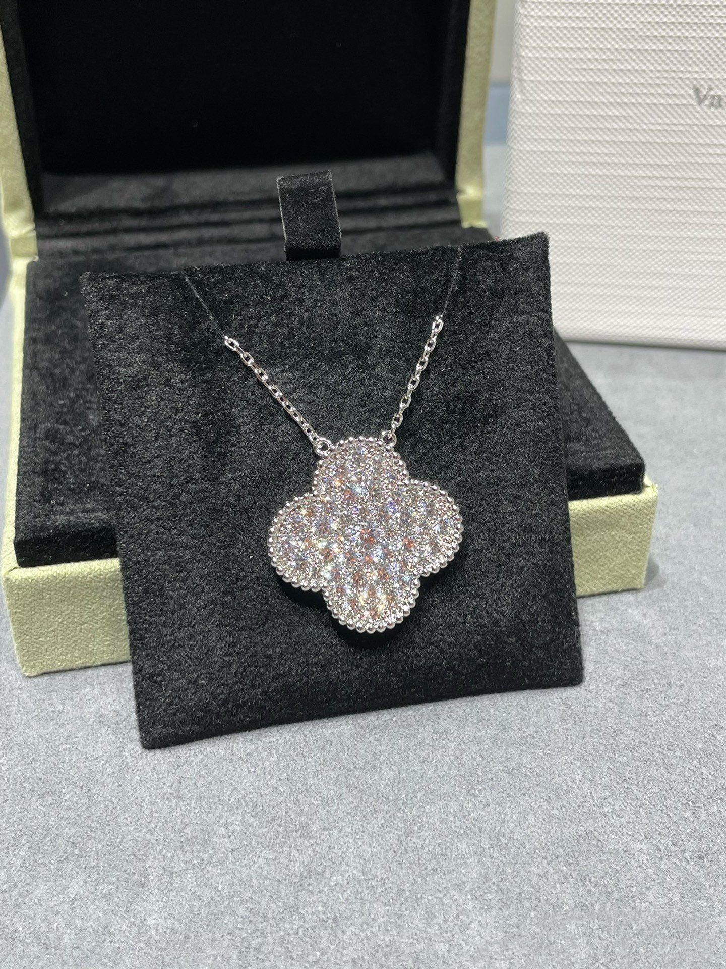 [moco jewelrys]CLOVER 25MM LARGE PENDANT DIAMOND PAVED SILVER NECKLACE