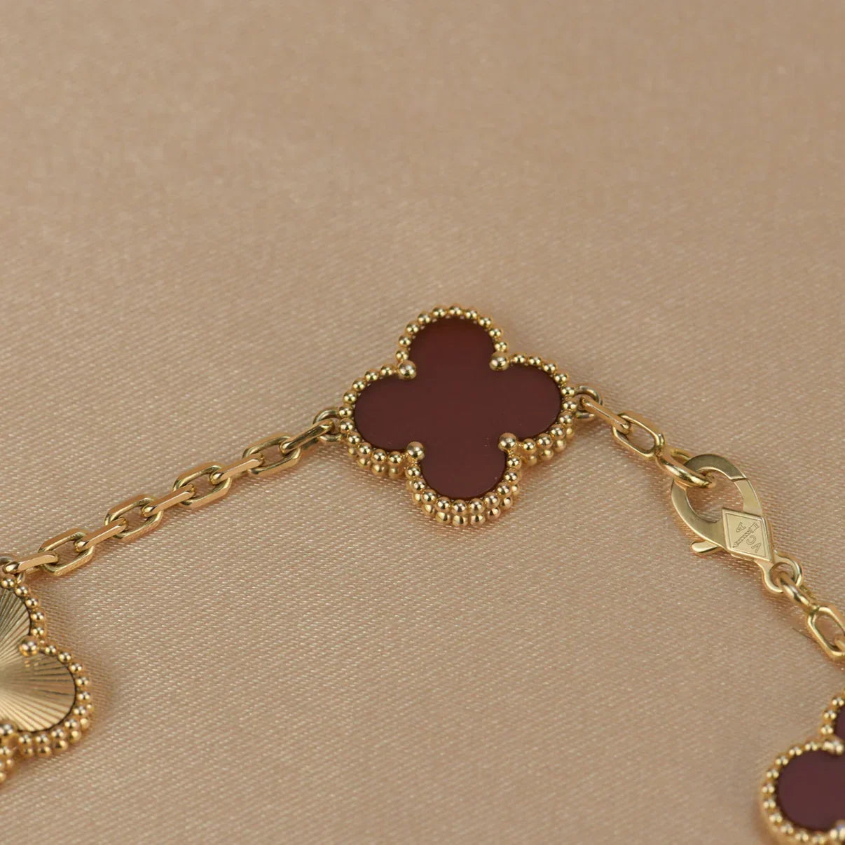 [Moco jewelrys] CLOVER 5 MOTIF RED CORNELIAN BRACELET COLLECTION
