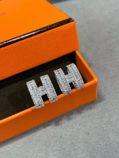 [moco jewelrys]H STUD EARRINGS WITH SILVER DIAMONDS