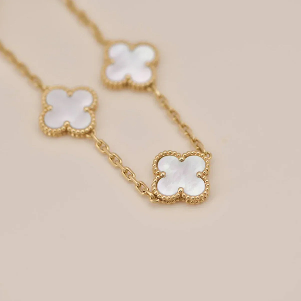 [Moco jewelrys]CLOVER WHITE PEARL MOP 5 MOTIF BRACELET COLLECTION