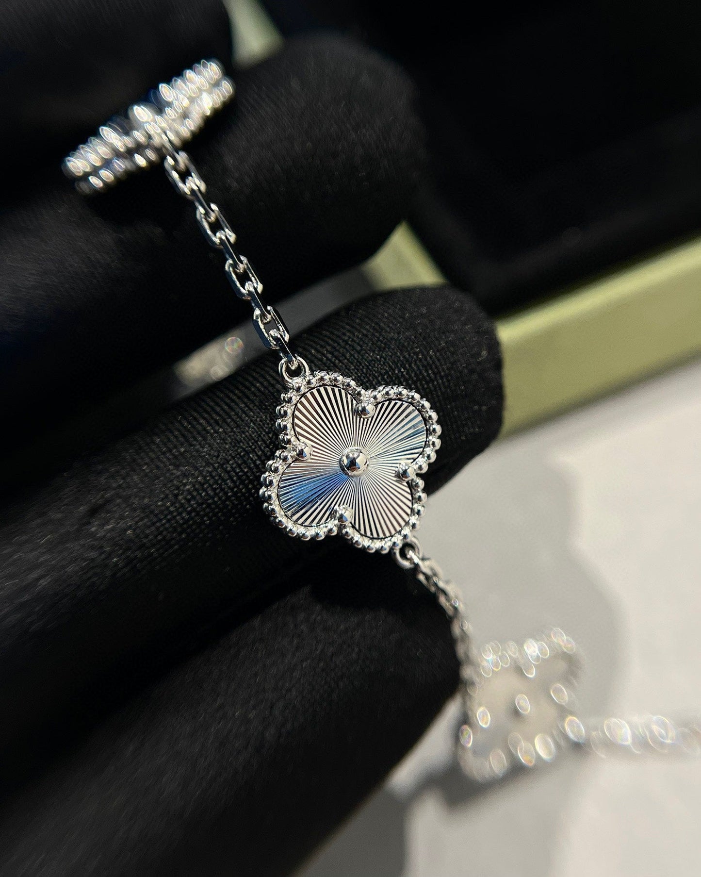 [Moco jewelrys] CLOVER 5 MOTIF LASER BRACELET COLLECTION
