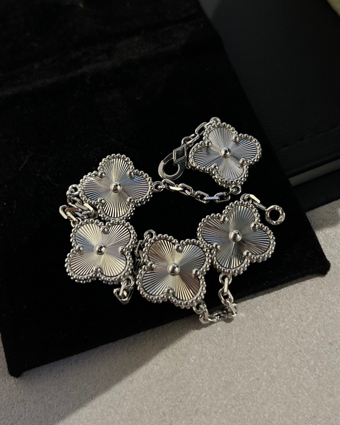 [Moco jewelrys] CLOVER 5 MOTIF LASER BRACELET COLLECTION